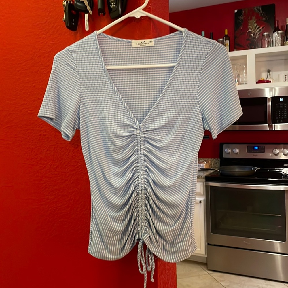Cute cap sleeve top with scrunched center for adjustable length